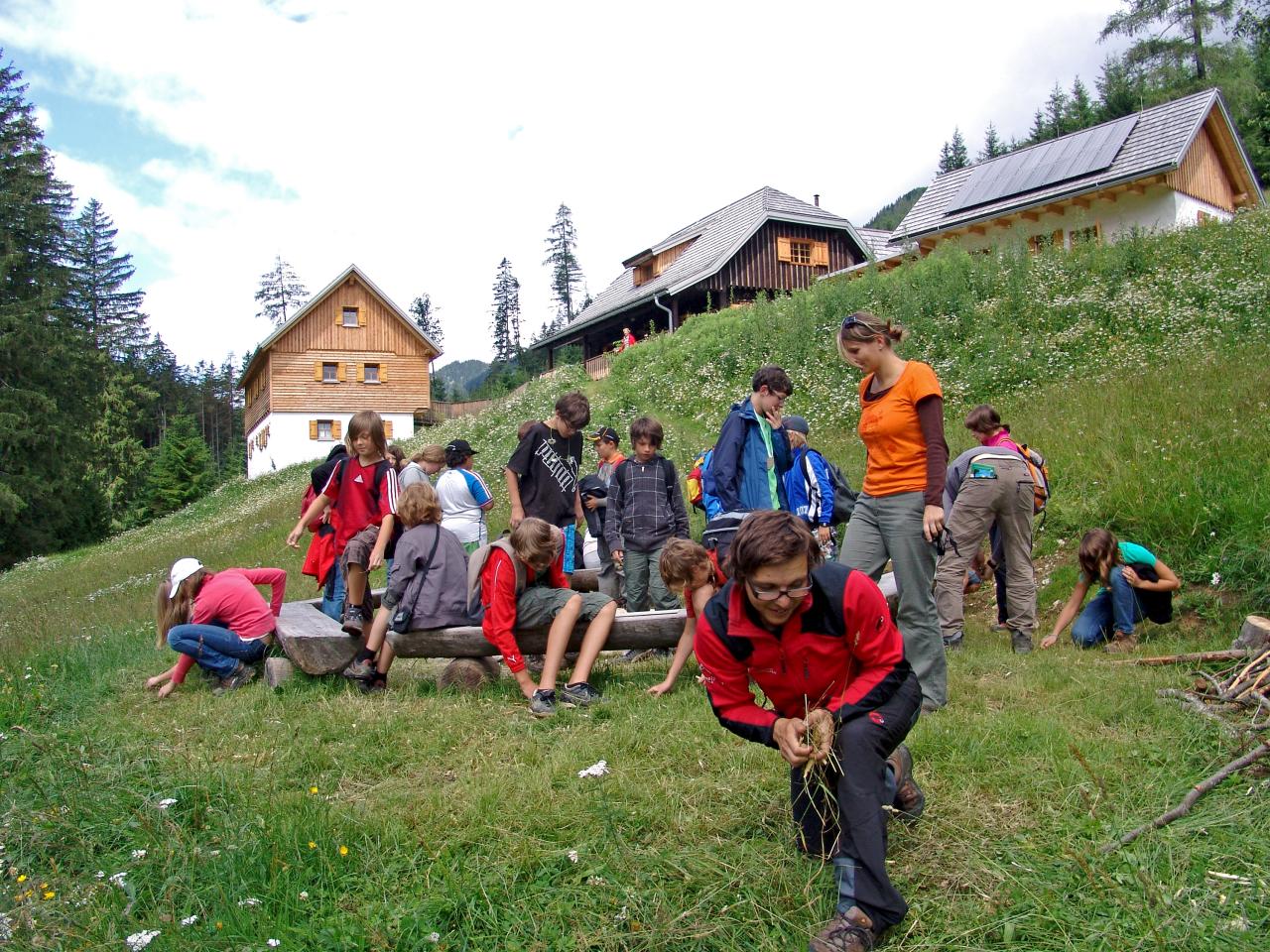 Dospělí připravují s žáky táborák