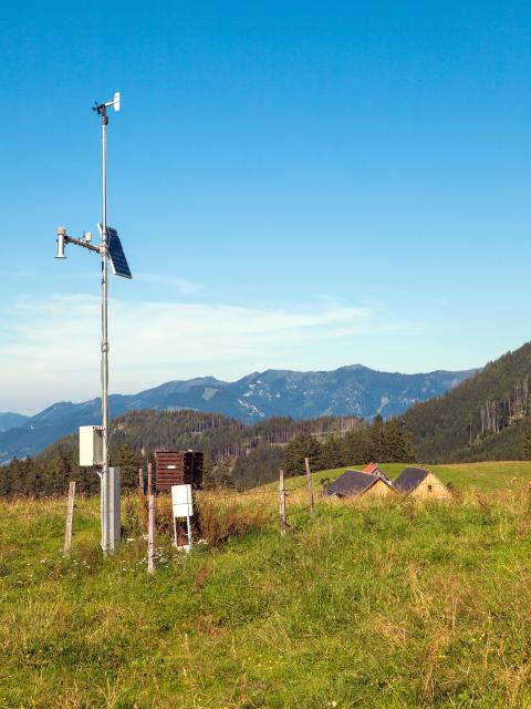Měřicí přístroje meteorologické stanice stojí na alpské louce na Ebenforstalmu.