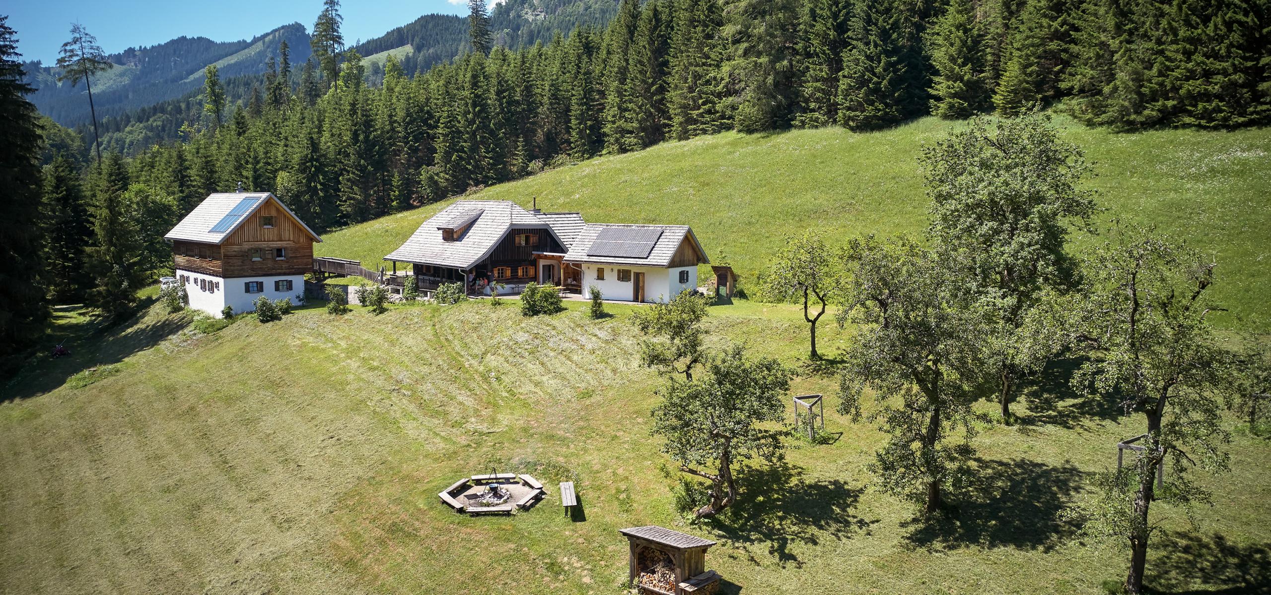 Letecký pohled na soubor budov a tábořiště z výšky Nationalpark Kalkalpen Wildniscamp