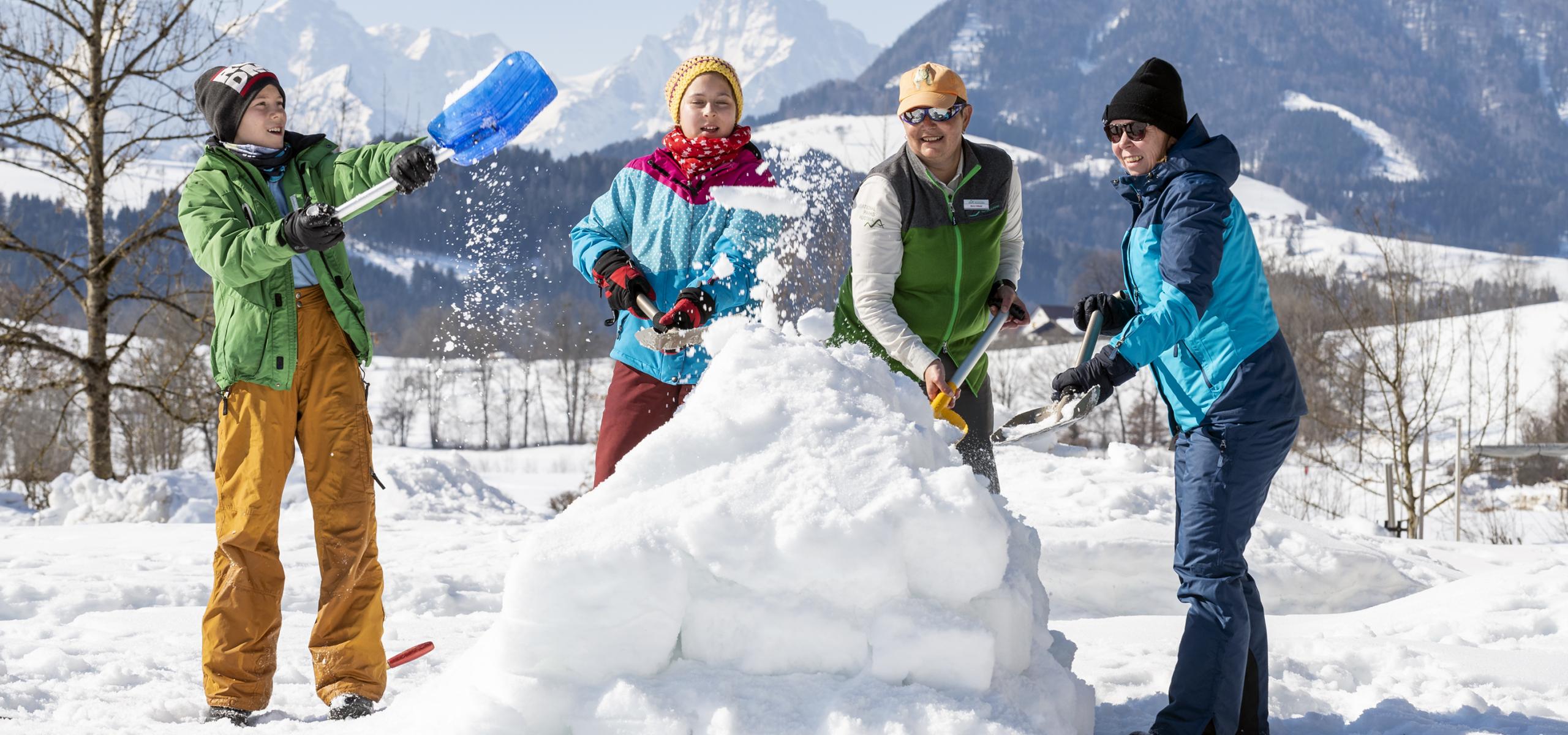 Strážce národního parku staví s rodinou iglú ze sněhu