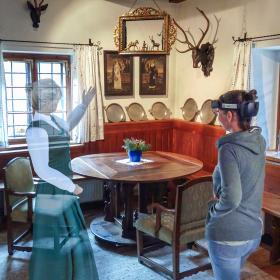 Virtuální Anna von Lamberg ukazuje návštěvníkovi trofej jelena během prohlídky v rozšířené realitě v lesovně Bodinggraben.