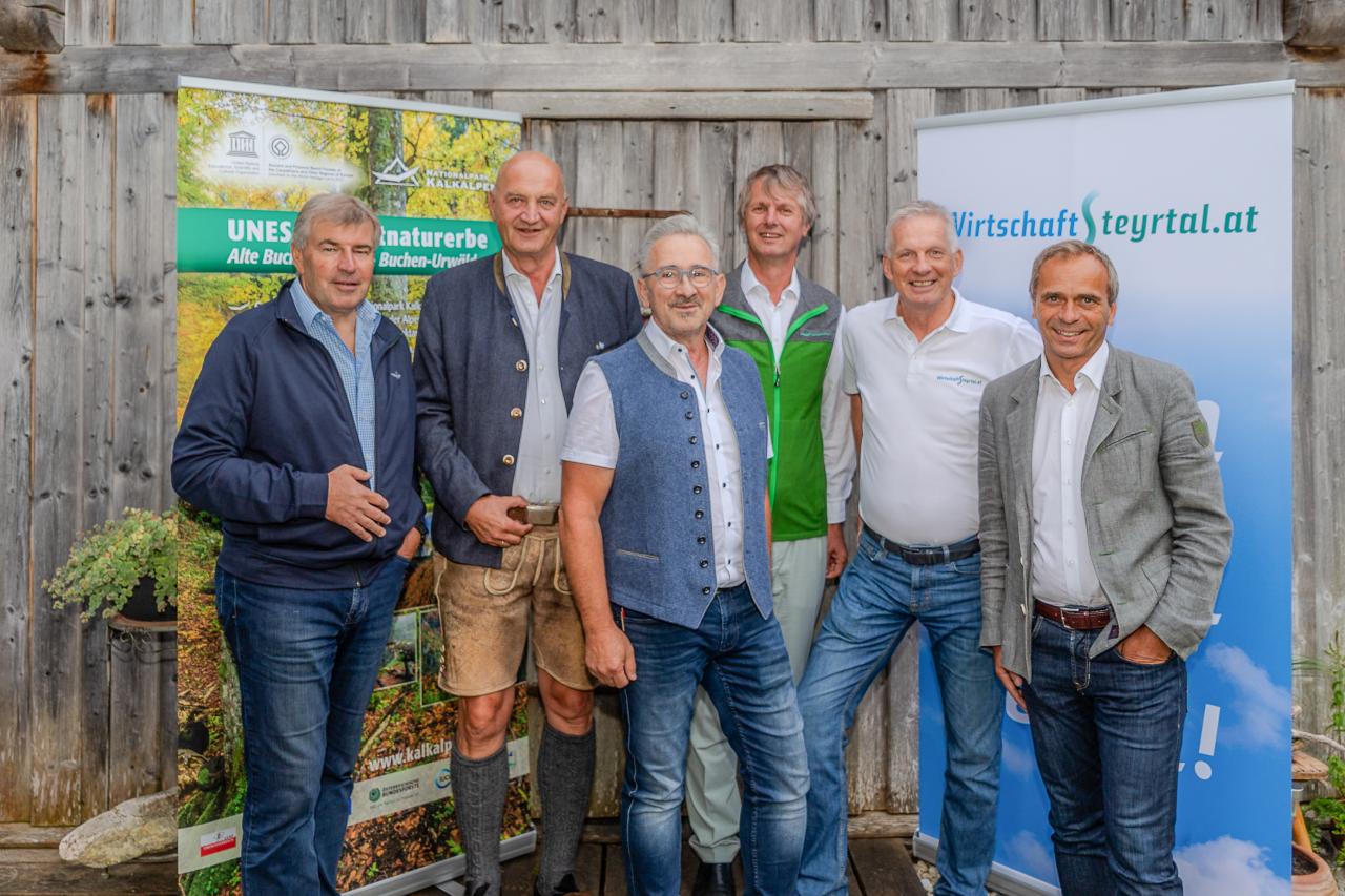 Skupinové foto zleva: Gerald Augustin, starosta Christian Dörfel, starosta Andreas Rußmann, ředitel národního parku Josef Forstinger, předseda Wirtschaftsteyrtal Karl Schwarz a Siegfried Pramhas z Hospodářské komory Kirchdorf.