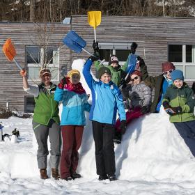 Ranger a skupina dětí staví sněhovou sochu
