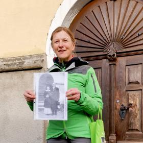 Ranger stojí před portálem kostela a v ruce drží starou svatební fotografii Marlen Haushoferové.
