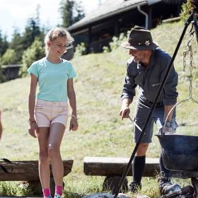 Národní park Range a tři děti společně vaří polévku u táboráku