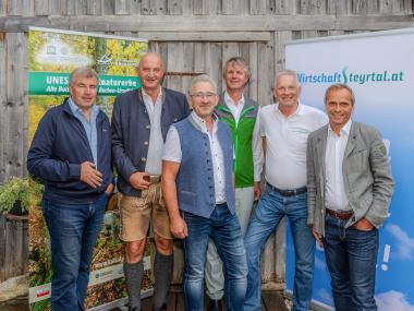 Skupinové foto zleva: Gerald Augustin, starosta Christian Dörfel, starosta Andreas Rußmann, ředitel národního parku Josef Forstinger, předseda Wirtschaftsteyrtal Karl Schwarz a Siegfried Pramhas z Hospodářské komory Kirchdorf.