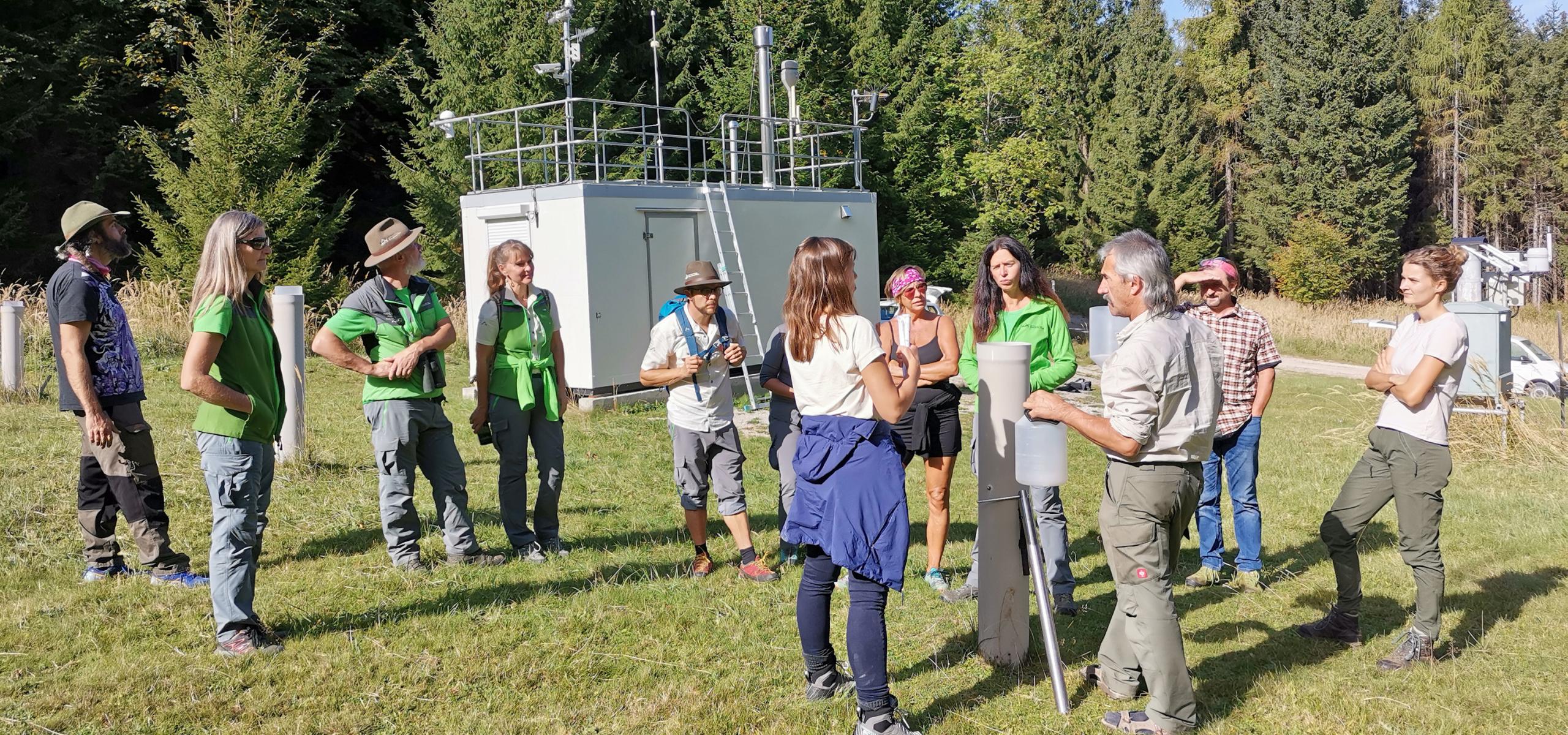 Zaměstnanec národního parku vysvětluje skupině měřicí stanici