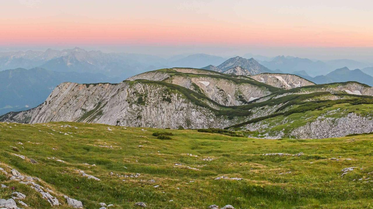 Nationalpark KalkalpenRanní atmosféra na náhorní plošině Nock v pohoří Sengsengebirge na .