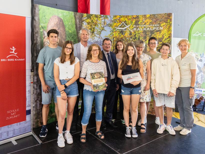 Nationalpark Kalkalpen Skupinové foto při podpisu certifikátu partnerské školy BRG BORG Kirchdorf s učiteli, žáky, ředitelem Nationalparku a zaměstnancem.
