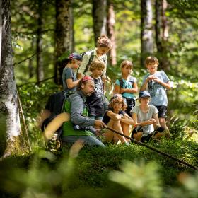 Strážce národního parku se skupinou školáků v lese