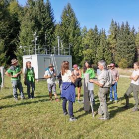 Zaměstnanec národního parku vysvětluje skupině měřicí stanici