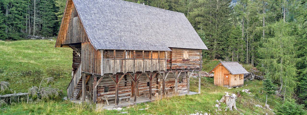 Dvoupodlažní dřevěná budova chaty Bärenriedlauhütte stojí na lesní mýtině v oblasti Sengsengebirge