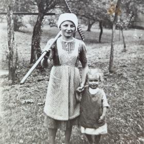 Historická černobílá fotografie zachycuje Marlen Haushoferovou jako batole, jak drží svou tetu za ruku.
