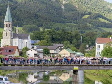 Na mostě přes potok Reichraming se žáci a pedagogičtí pracovníci seřadili ke skupinové fotografii.