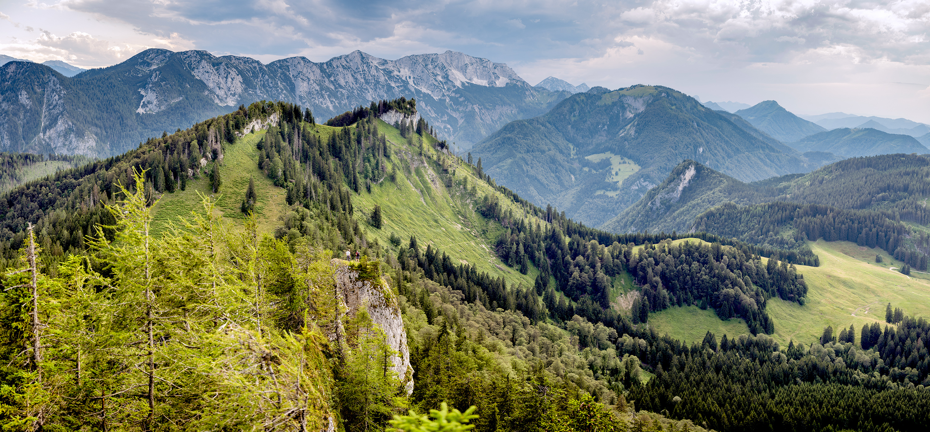 Panoramatický výhled na Alpstein a Trämpl se skalnatými severními svahy Sengsengebirge v pozadí