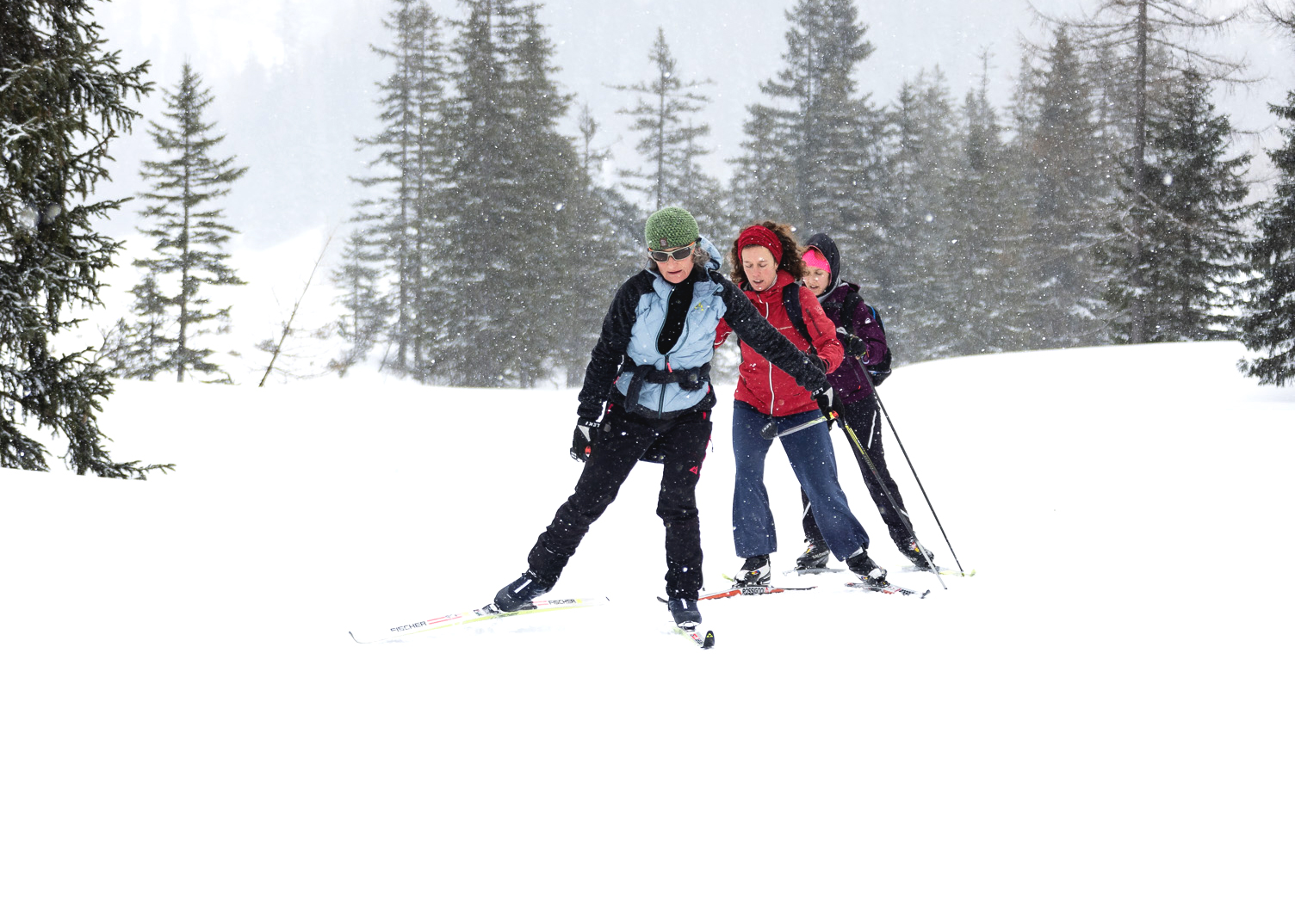 Tři ženy trénují běh na lyžích na sportovní závod Memoriál Danila Re.